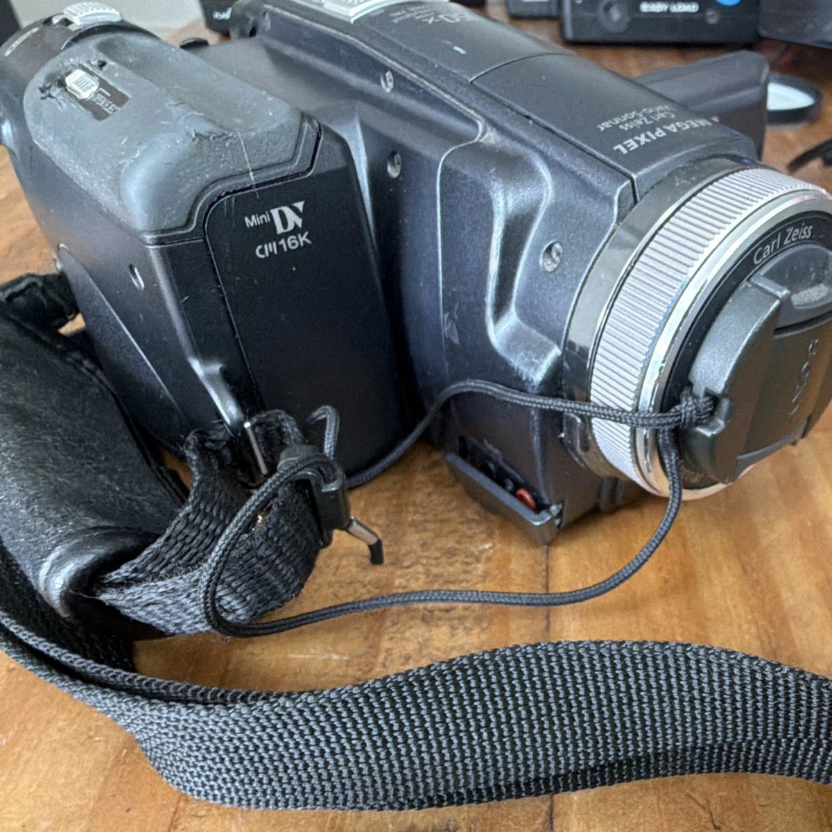 Sony Handycam DCR-TRV19E MiniDV Camcorder 3CCD Carl Zeiss 12x/48x LCD UNTESTED