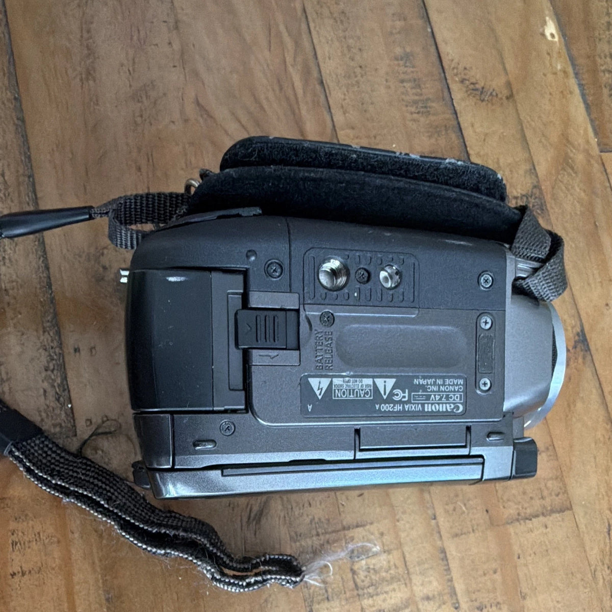 Canon VIXIA HF200 HD Handheld Camcorder 15x/300x 2.7in LCD SDHC HDMI UNTESTED