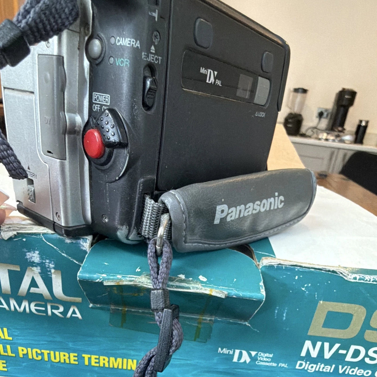 Panasonic NV-DS1EG MiniDV PAL Camcorder 20x Zoom 4.0in DV/FireWire Silver