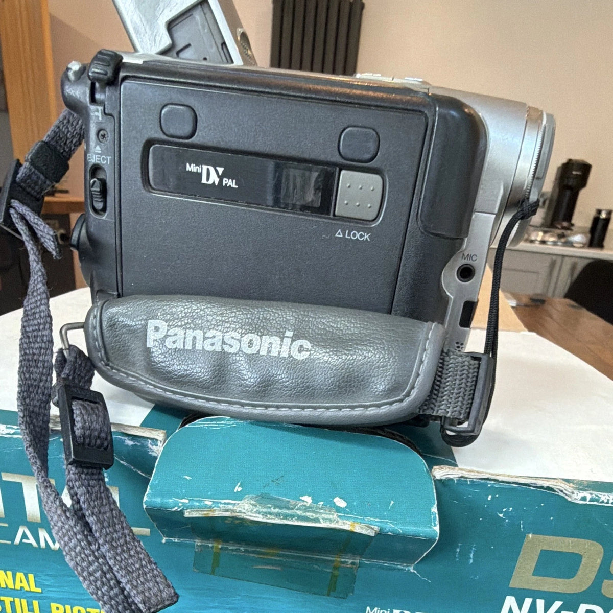 Panasonic NV-DS1EG MiniDV PAL Camcorder 20x Zoom 4.0in DV/FireWire Silver