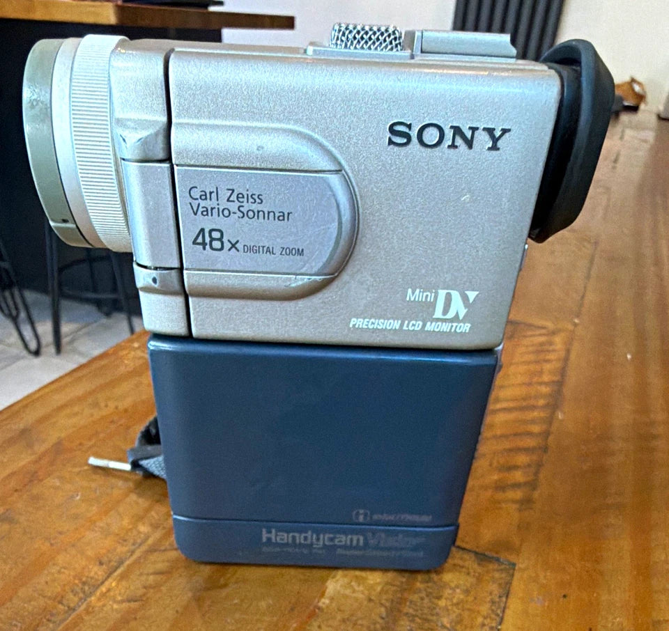 Sony Handycam Vision CCD-TRV16K Video8/Hi8 20x/48x 2.5in LCD Silver UNTESTED