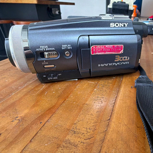 Sony Handycam DCR-TRV19E MiniDV Camcorder 3CCD Carl Zeiss 12x/48x LCD UNTESTED