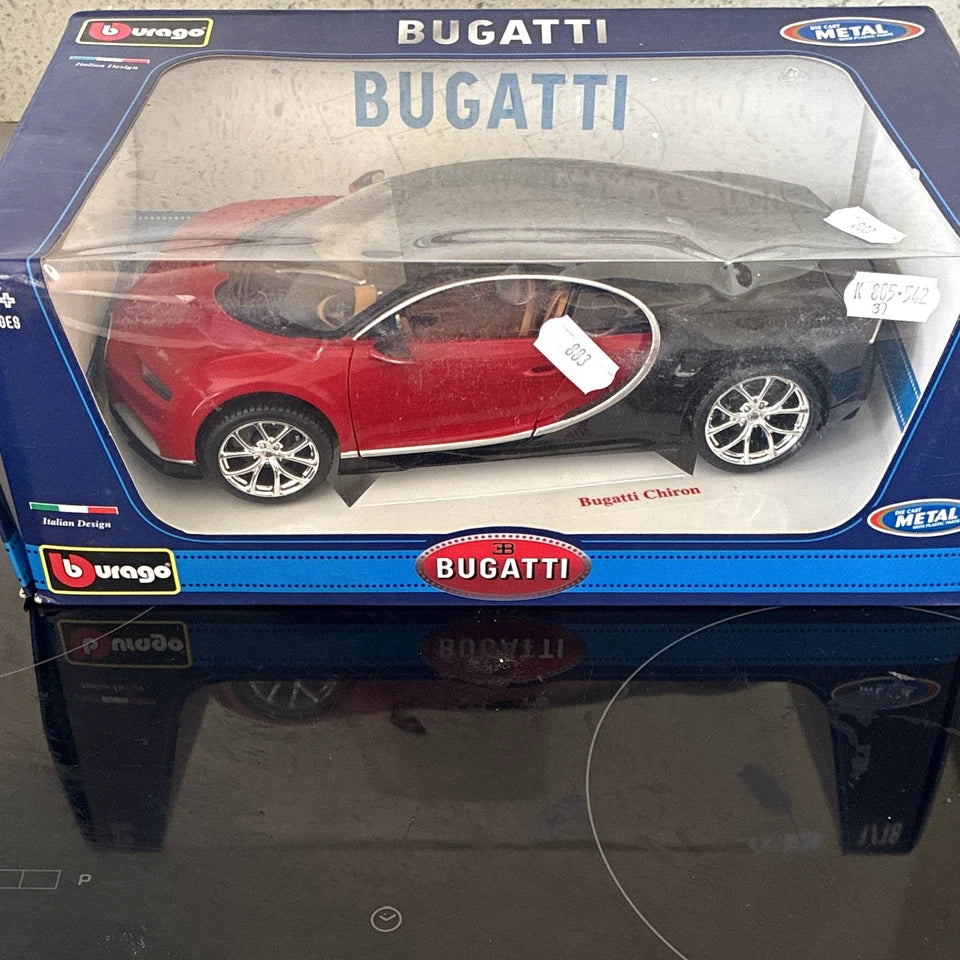 Bburago Bugatti Chiron 1:18 Red/Black Diecast Metal Model Car BRAND NEW