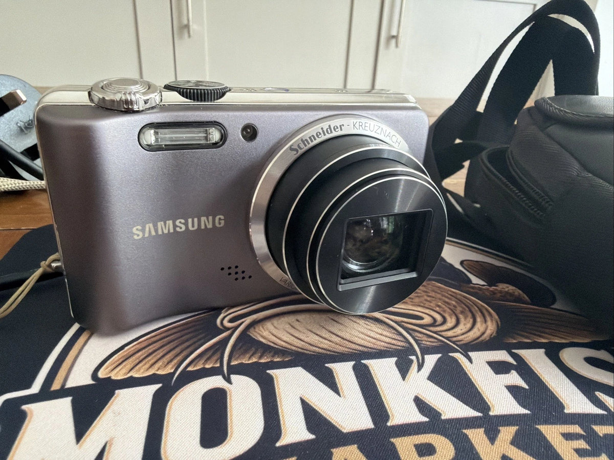 Samsung WB600 Compact Digital Camera with Charger and Carry Case