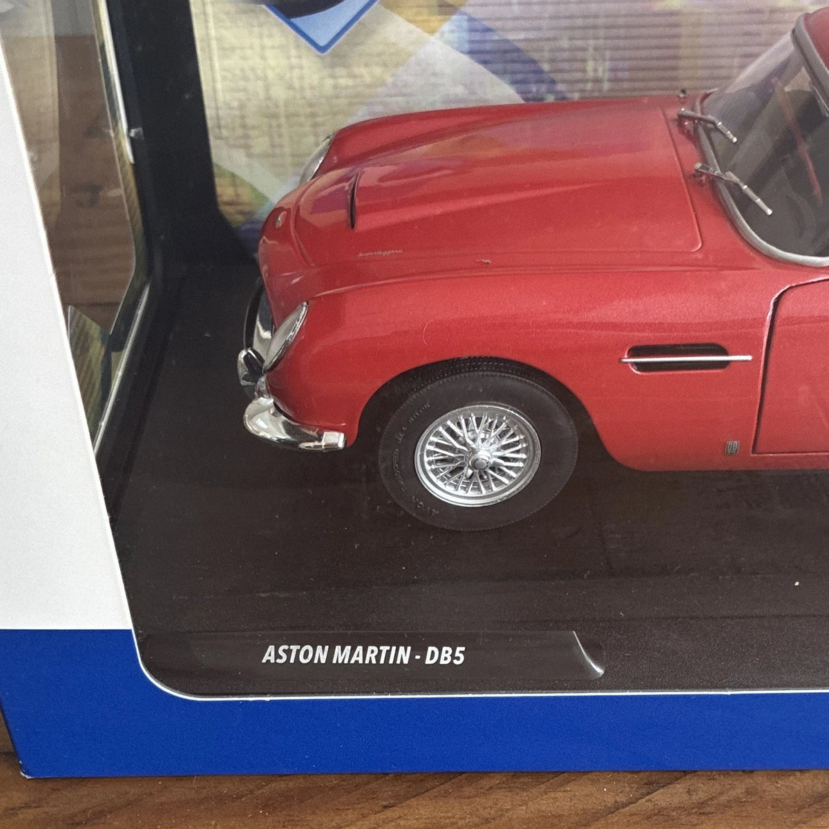 Solido Aston Martin DB5 1964 1:18 Red Diecast Model Car Boxed S1801507 BRAND NEW