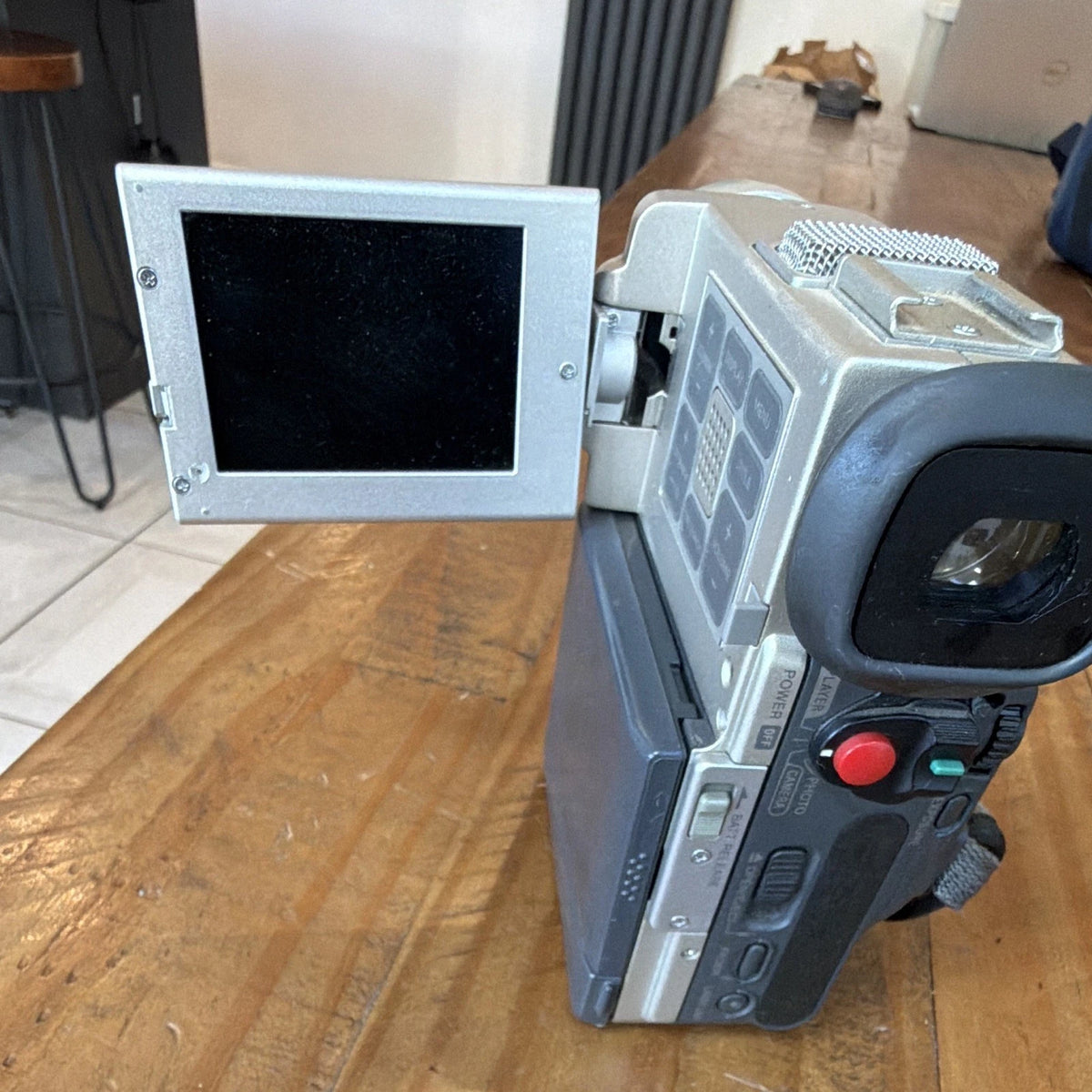 Sony Handycam Vision CCD-TRV16K Video8/Hi8 20x/48x 2.5in LCD Silver UNTESTED