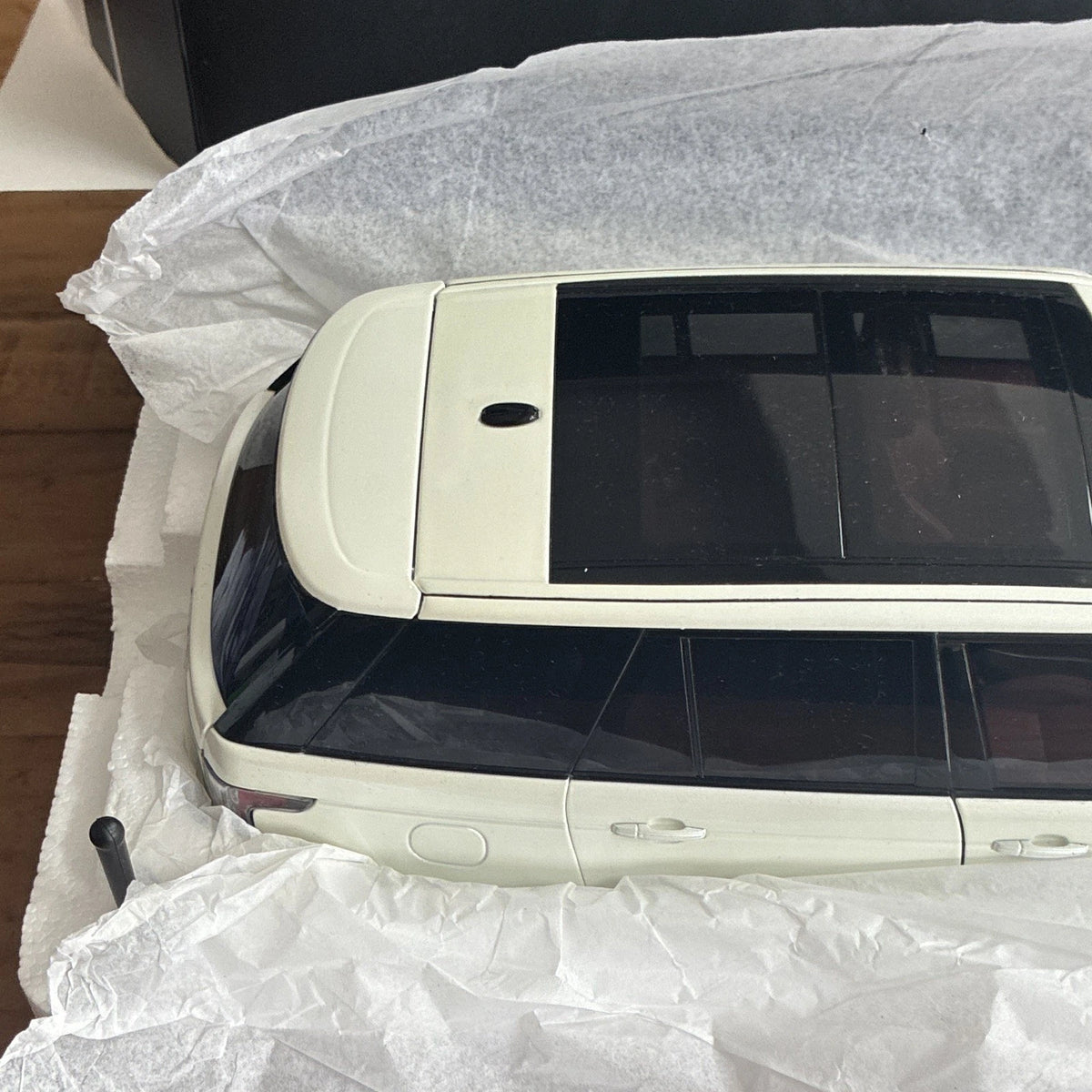 GT Autos Land Rover Range Rover 2017 1:18 White/Black Diecast GTAU015B New In Box