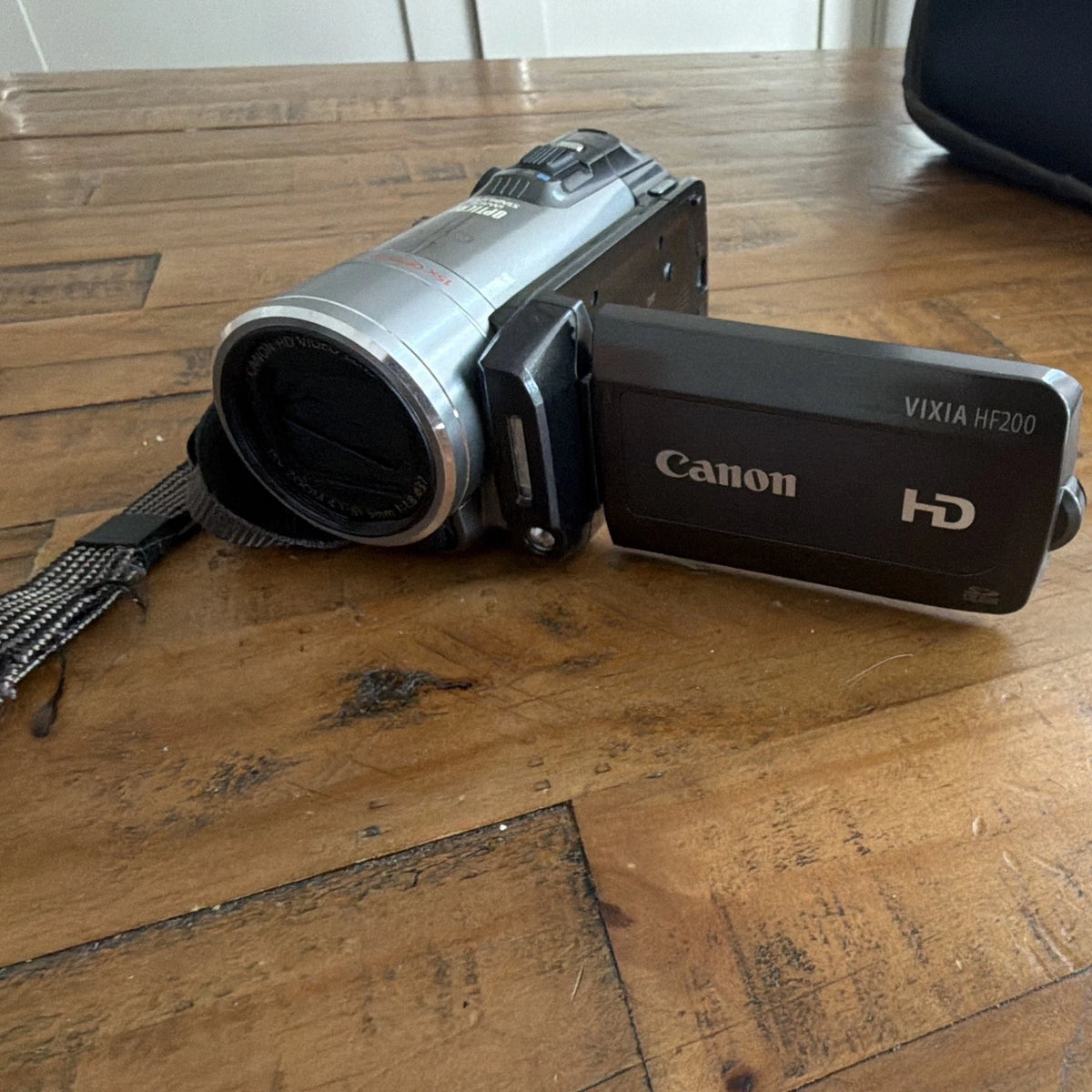 Canon VIXIA HF200 HD Handheld Camcorder 15x/300x 2.7in LCD SDHC HDMI UNTESTED