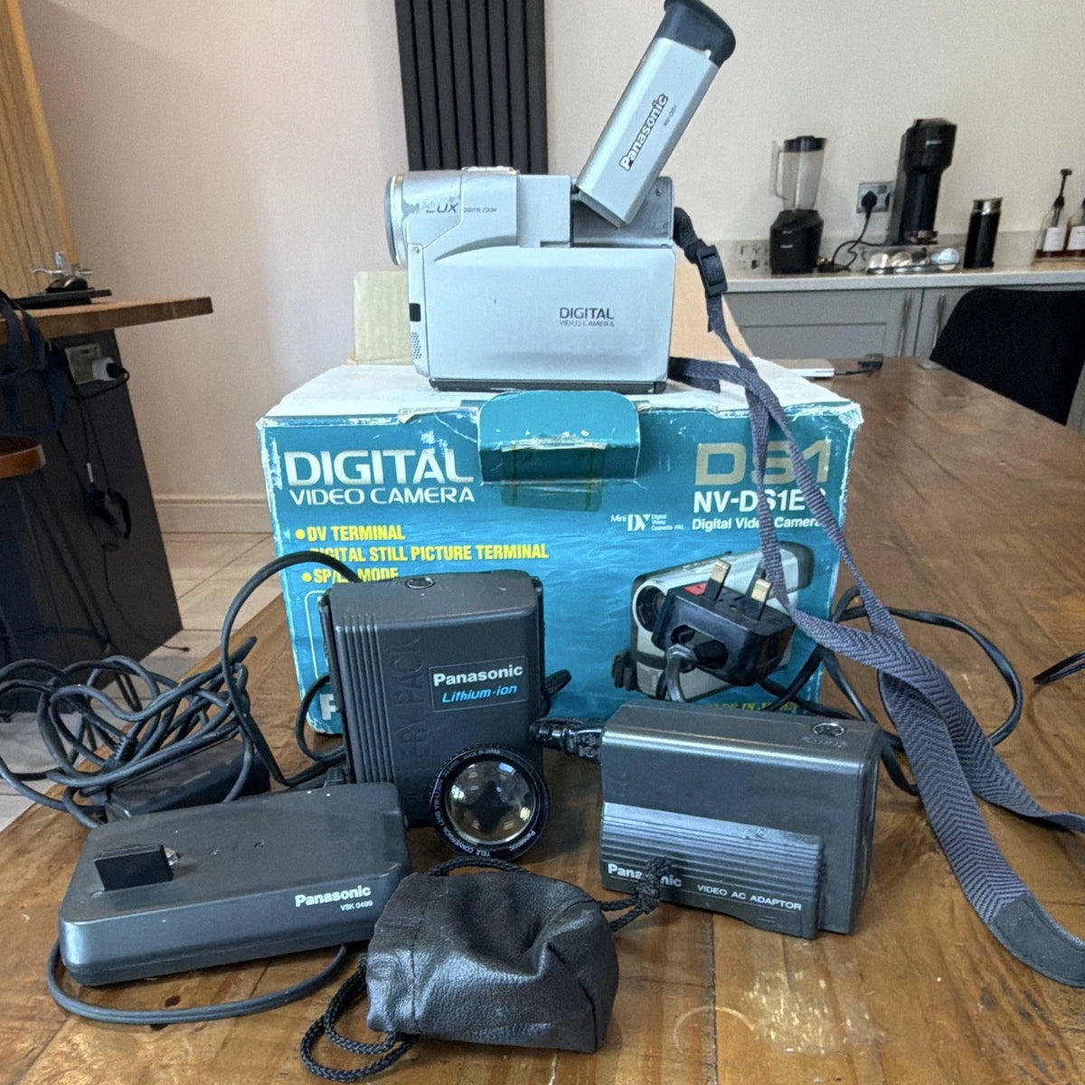 Panasonic NV-DS1EG MiniDV PAL Camcorder 20x Zoom 4.0in DV/FireWire Silver