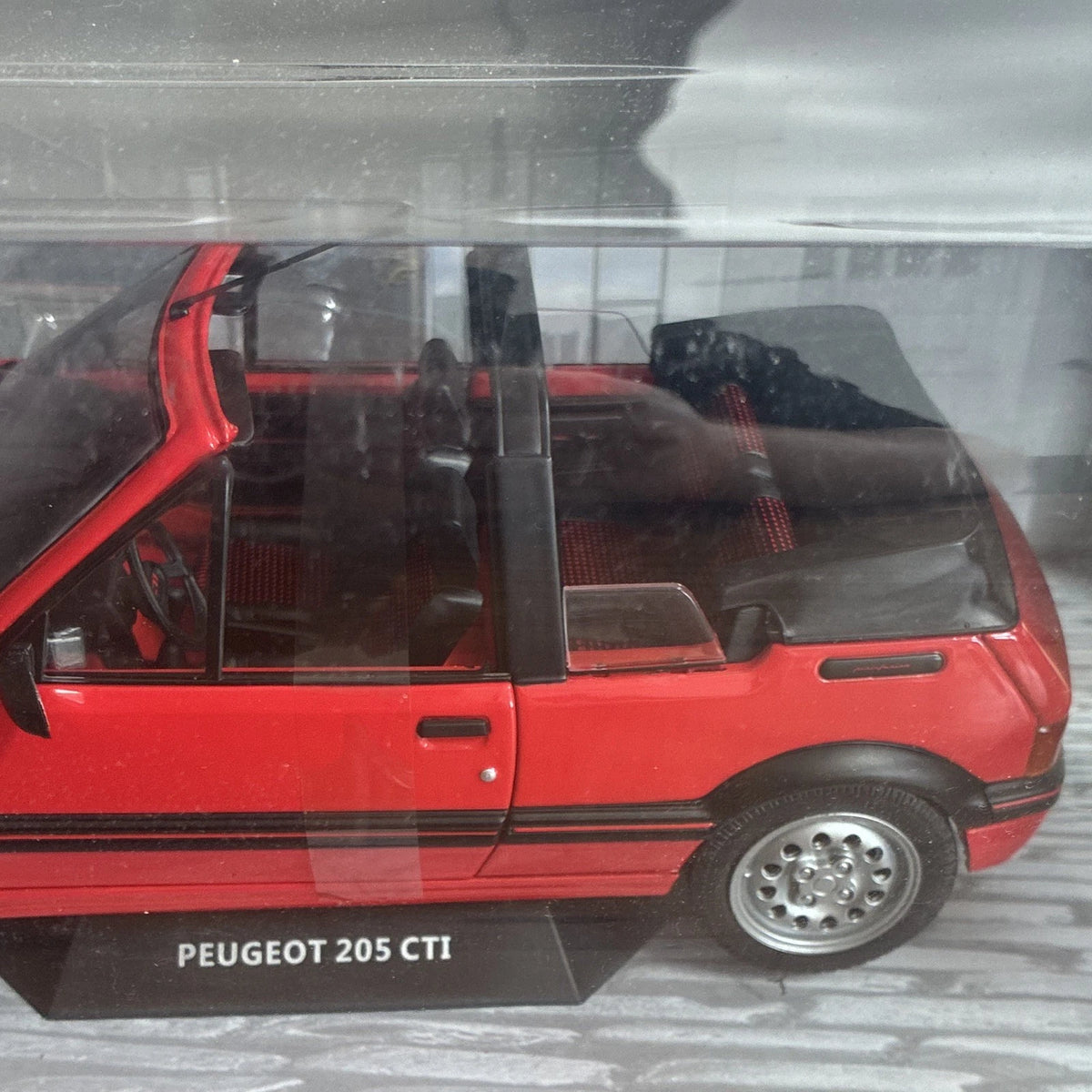 Solido Peugeot 205 CTI 1989 1:18 Red/Black Diecast Model Car With Stand BRAND NEW