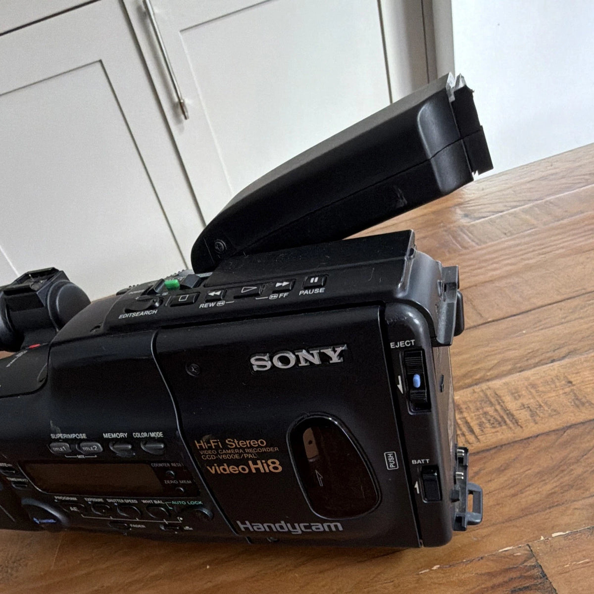 Sony Handycam CCD-v600e Video Hi8 No Battery Included Untested