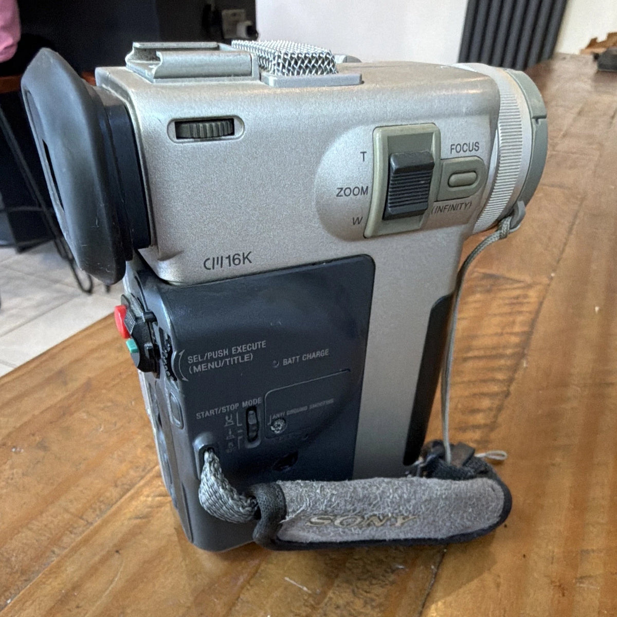 Sony Handycam Vision CCD-TRV16K Video8/Hi8 20x/48x 2.5in LCD Silver UNTESTED
