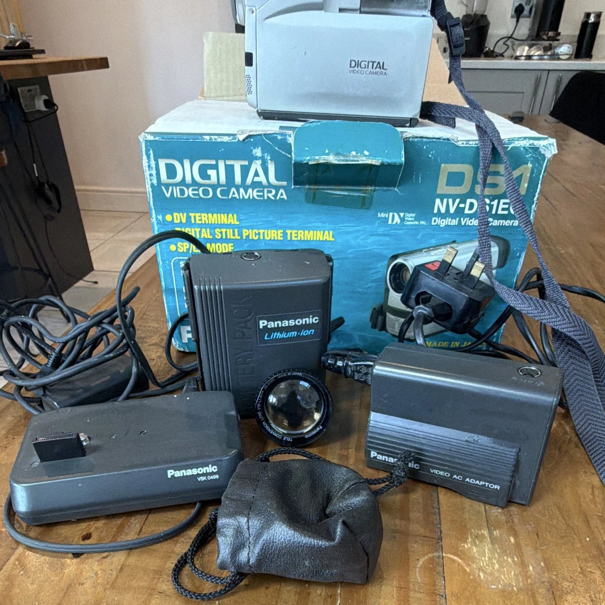 Panasonic NV-DS1EG MiniDV PAL Camcorder 20x Zoom 4.0in DV/FireWire Silver