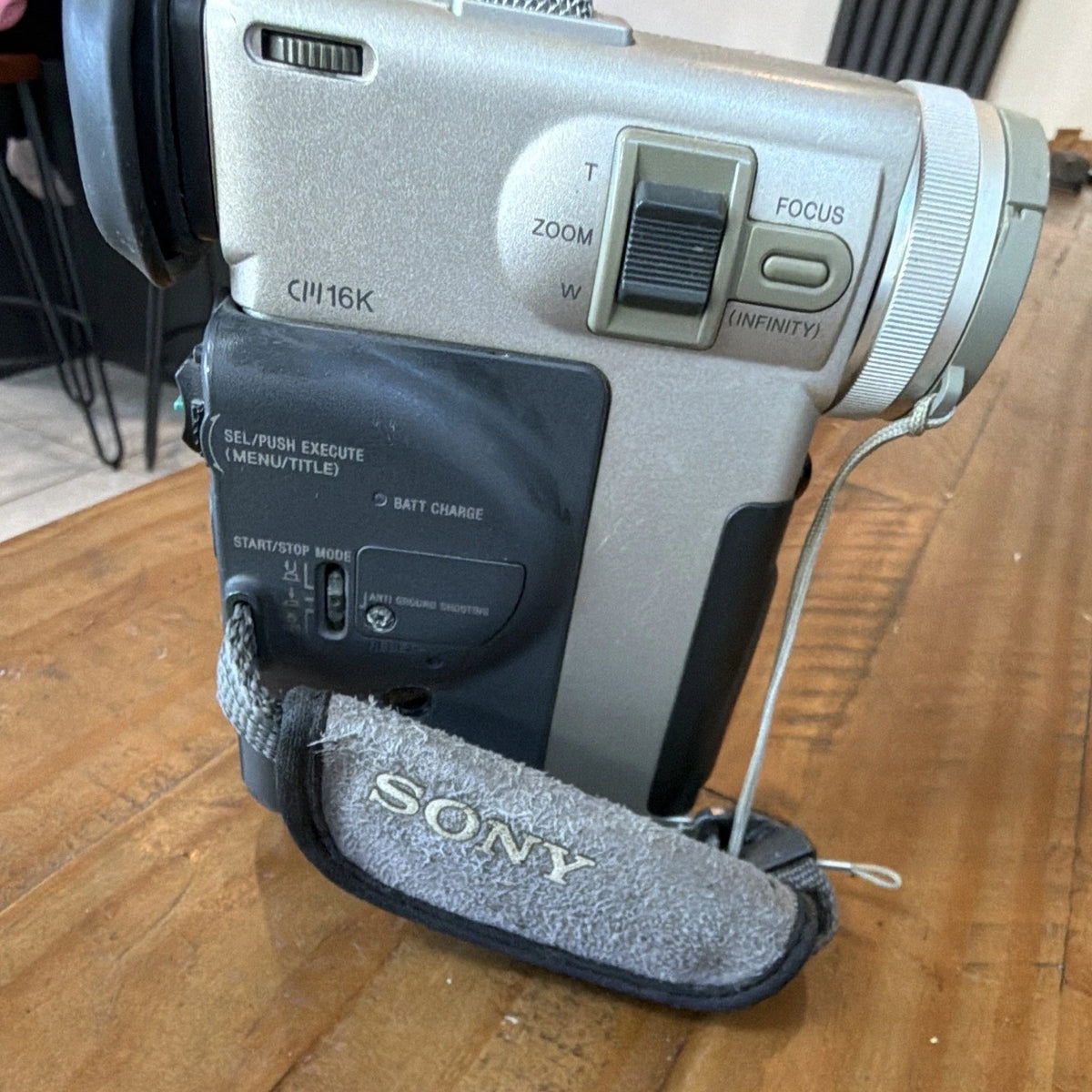 Sony Handycam Vision CCD-TRV16K Video8/Hi8 20x/48x 2.5in LCD Silver UNTESTED