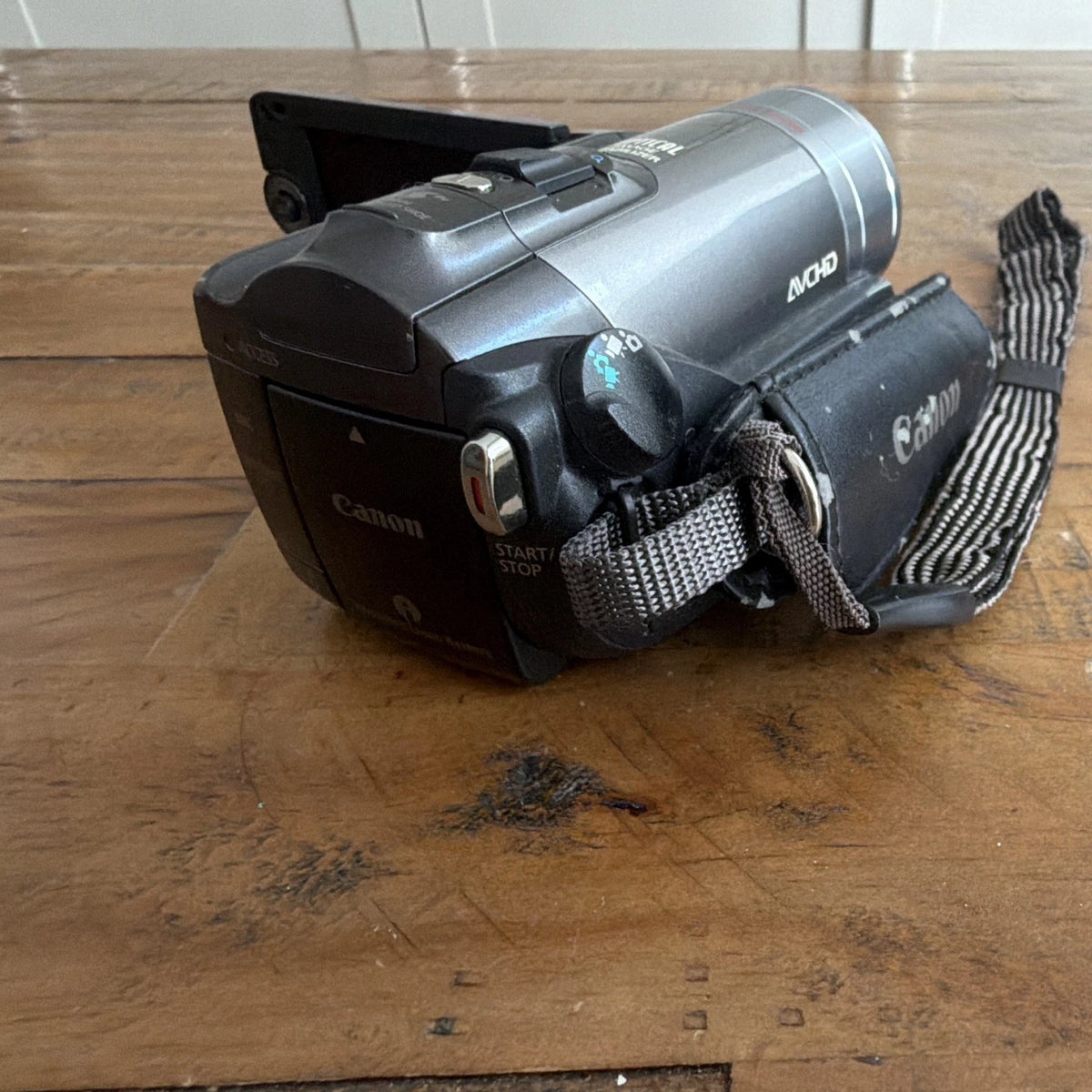 Canon VIXIA HF200 HD Handheld Camcorder 15x/300x 2.7in LCD SDHC HDMI UNTESTED