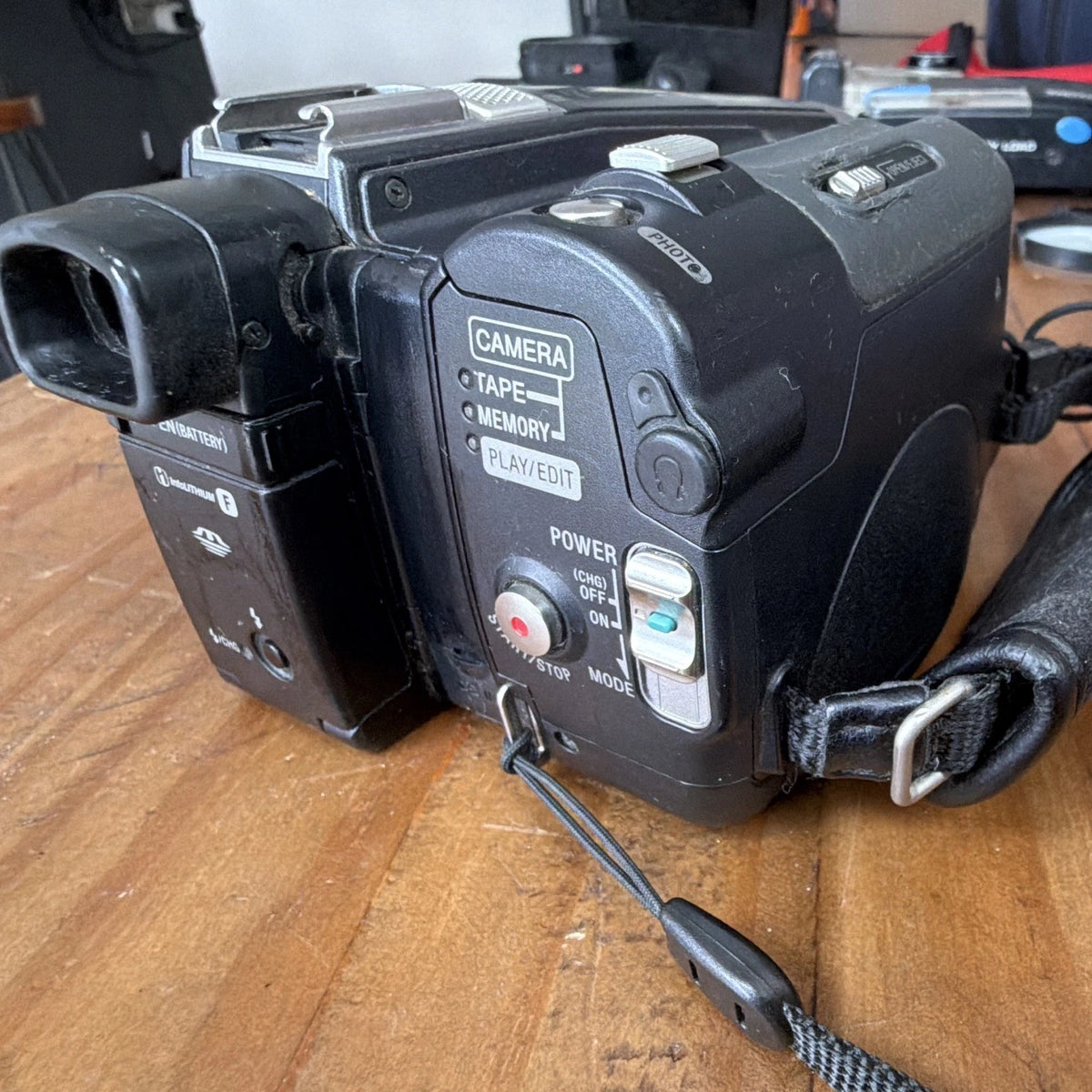 Sony Handycam DCR-TRV19E MiniDV Camcorder 3CCD Carl Zeiss 12x/48x LCD UNTESTED