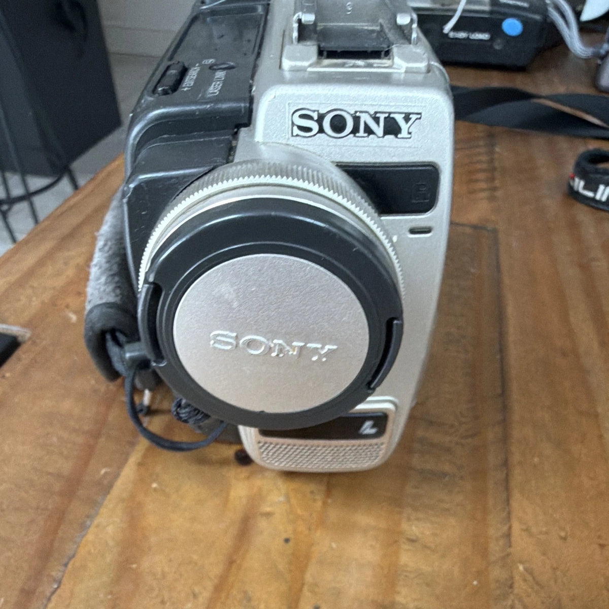 Sony Handycam Vision MiniDV Camcorder 20x/60x NightShot 5.5in LCD Silver Untested