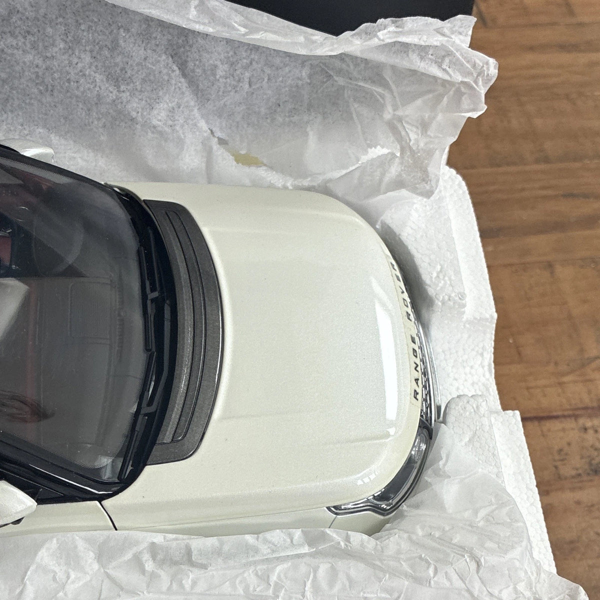 GT Autos Land Rover Range Rover 2017 1:18 White/Black Diecast GTAU015B New In Box