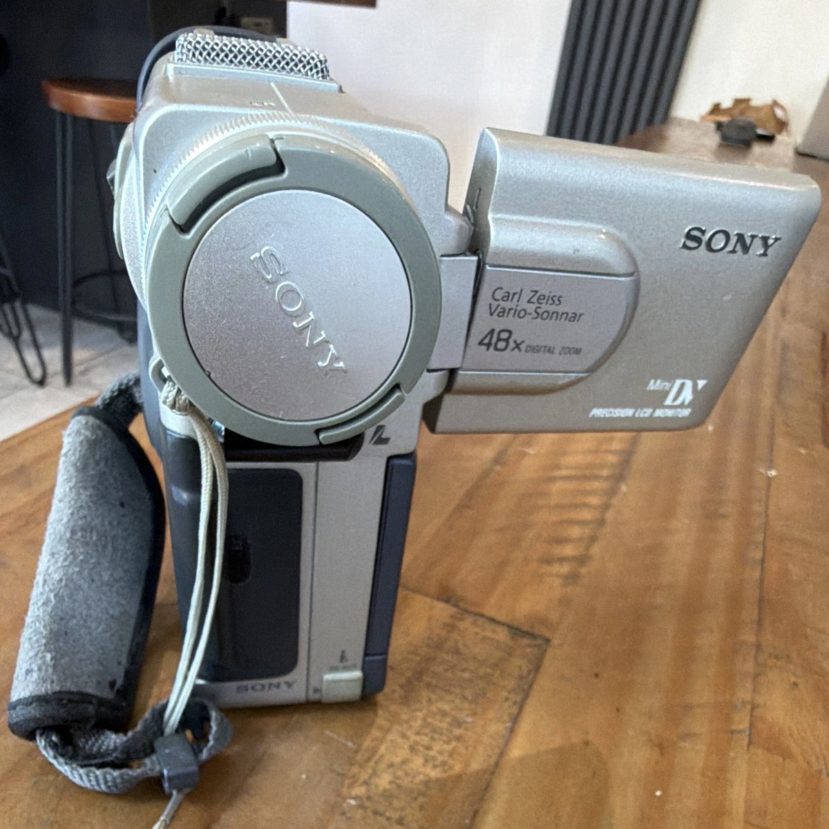 Sony Handycam Vision CCD-TRV16K Video8/Hi8 20x/48x 2.5in LCD Silver UNTESTED