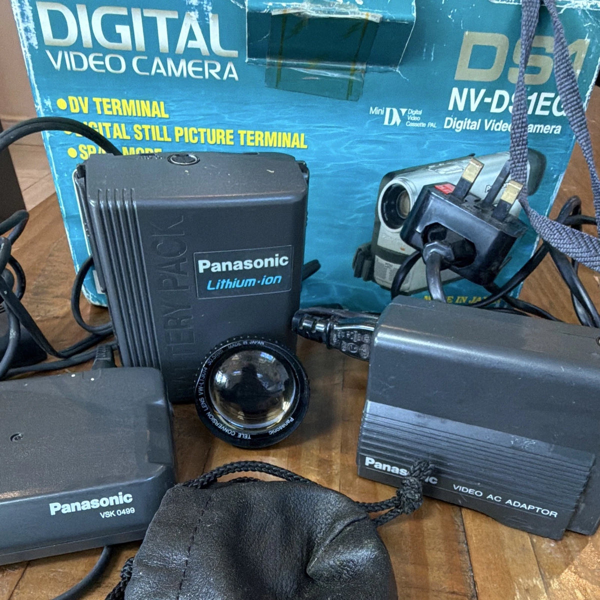 Panasonic NV-DS1EG MiniDV PAL Camcorder 20x Zoom 4.0in DV/FireWire Silver