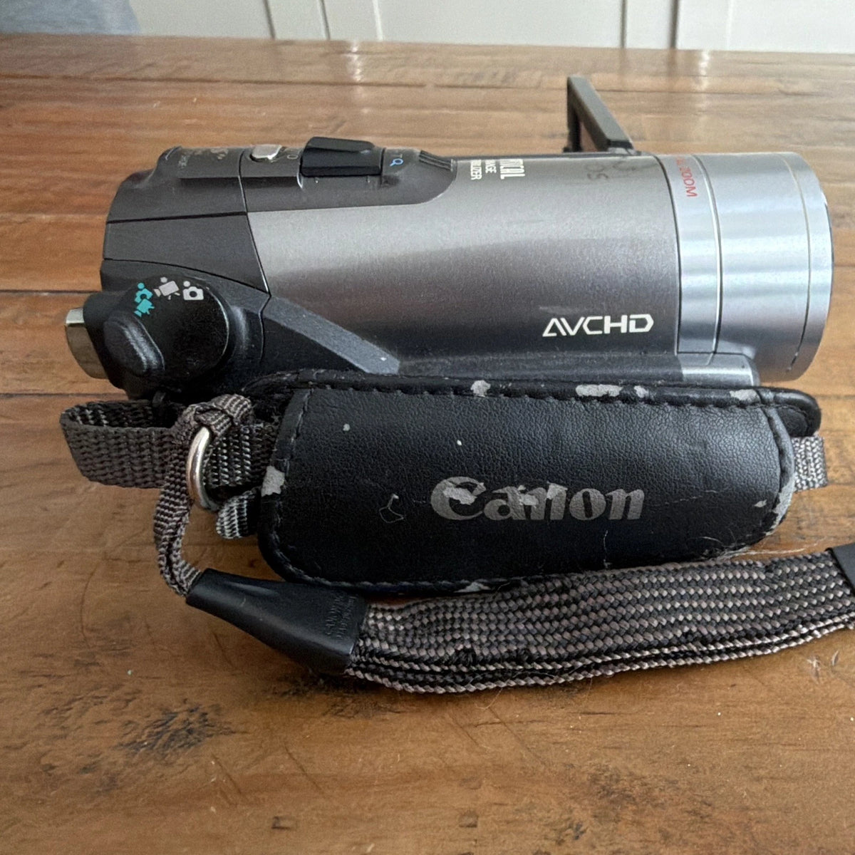 Canon VIXIA HF200 HD Handheld Camcorder 15x/300x 2.7in LCD SDHC HDMI UNTESTED