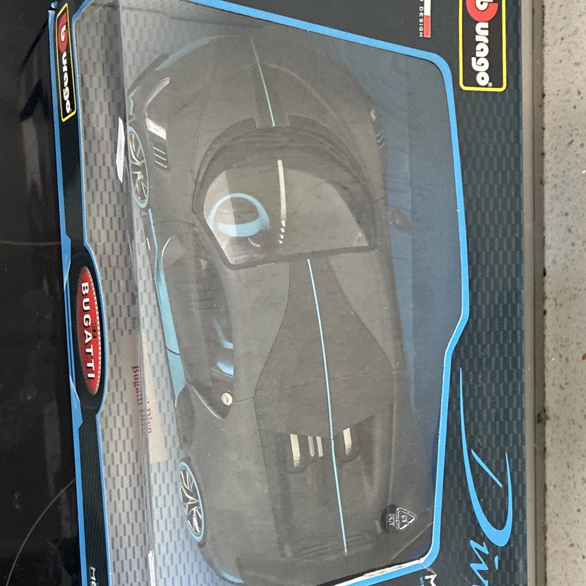 Bburago Bugatti Divo 1:18 Black/Blue Diecast Metal Model Car BRAND NEW IN BOX