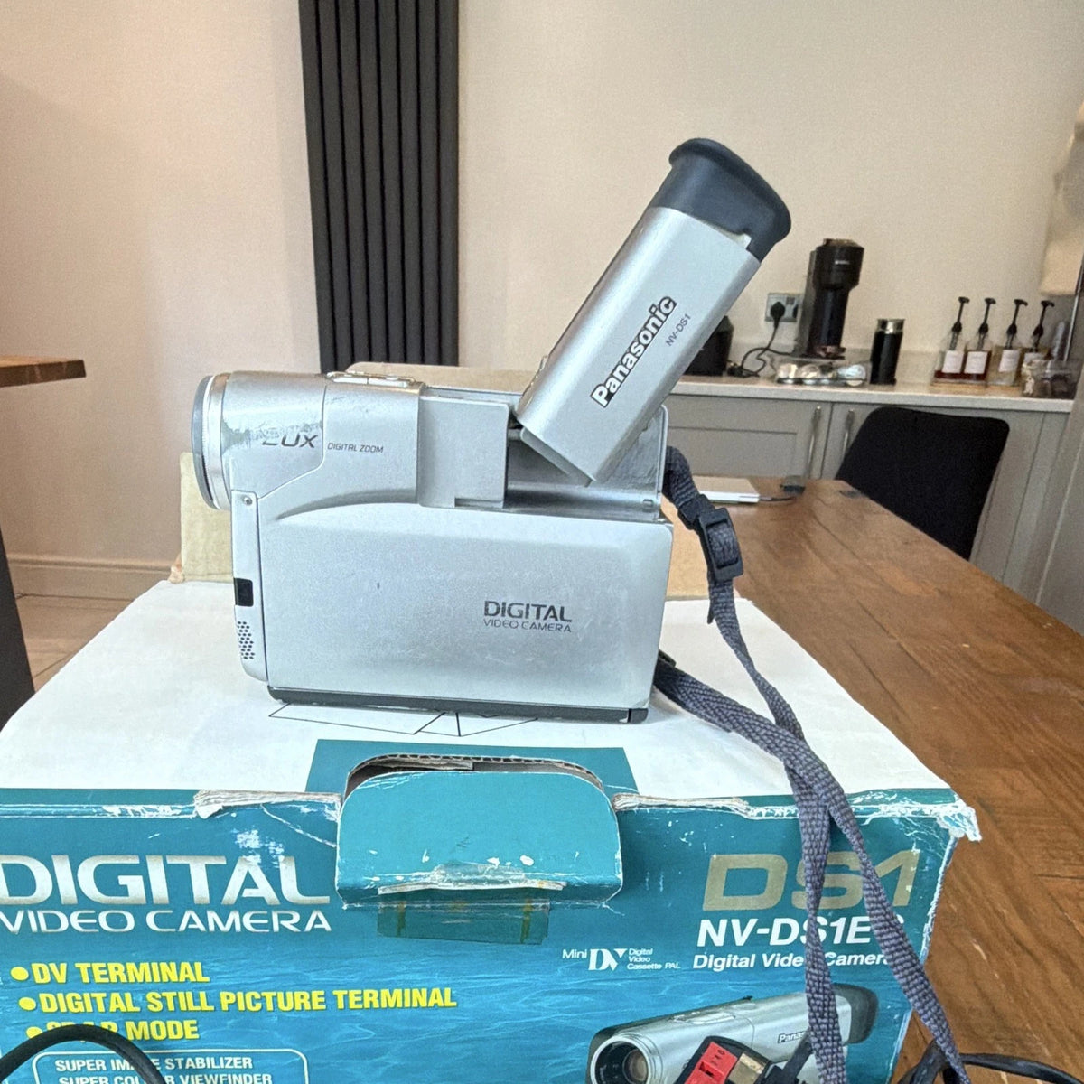 Panasonic NV-DS1EG MiniDV PAL Camcorder 20x Zoom 4.0in DV/FireWire Silver