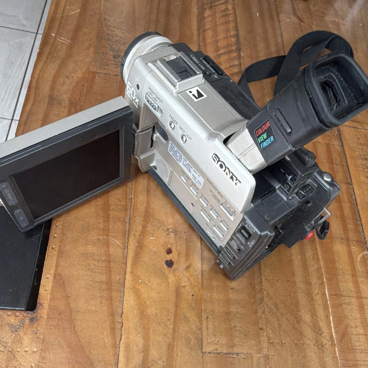 Sony Handycam Vision MiniDV Camcorder 20x/60x NightShot 5.5in LCD Silver Untested