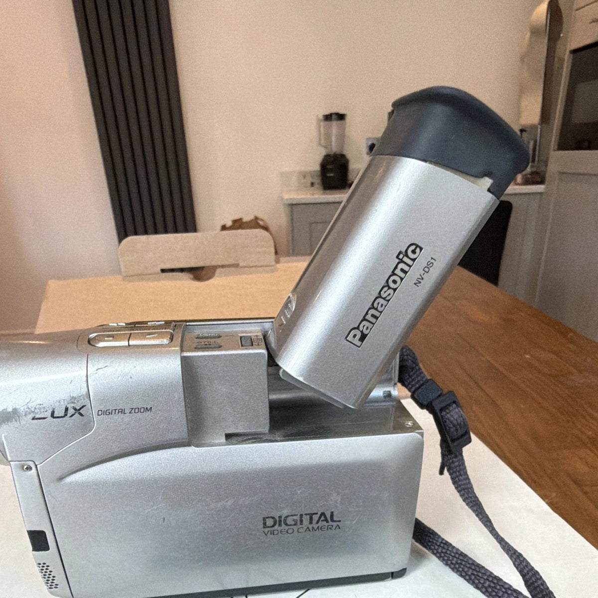 Panasonic NV-DS1EG MiniDV PAL Camcorder 20x Zoom 4.0in DV/FireWire Silver