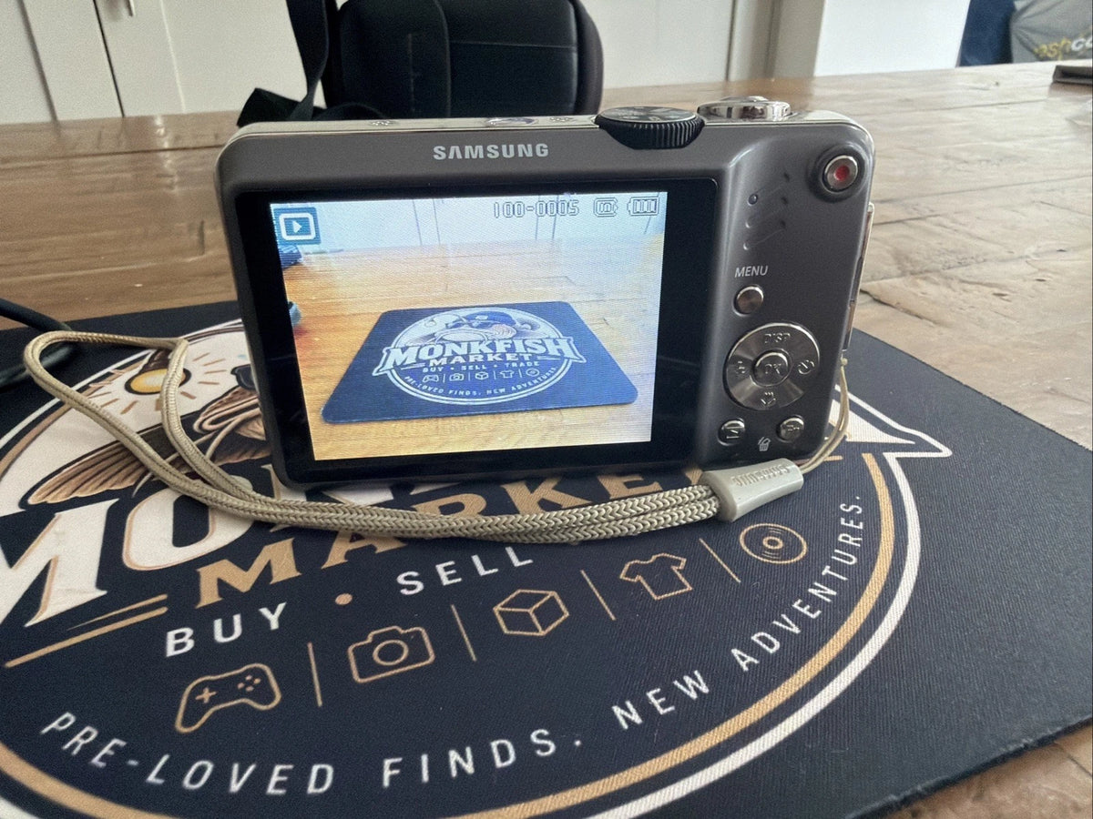 Samsung WB600 Compact Digital Camera with Charger and Carry Case
