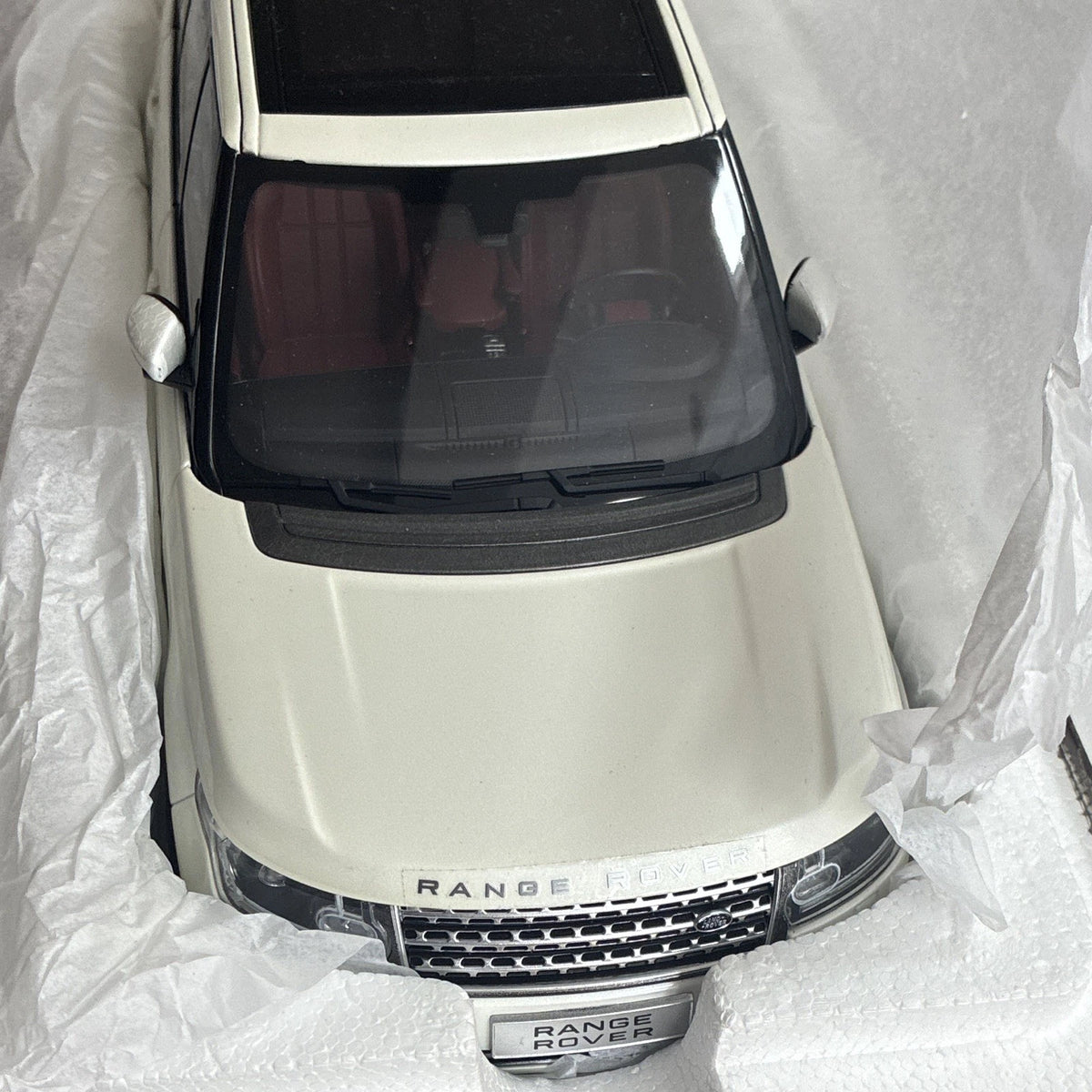 GT Autos Land Rover Range Rover 2017 1:18 White/Black Diecast GTAU015B New In Box
