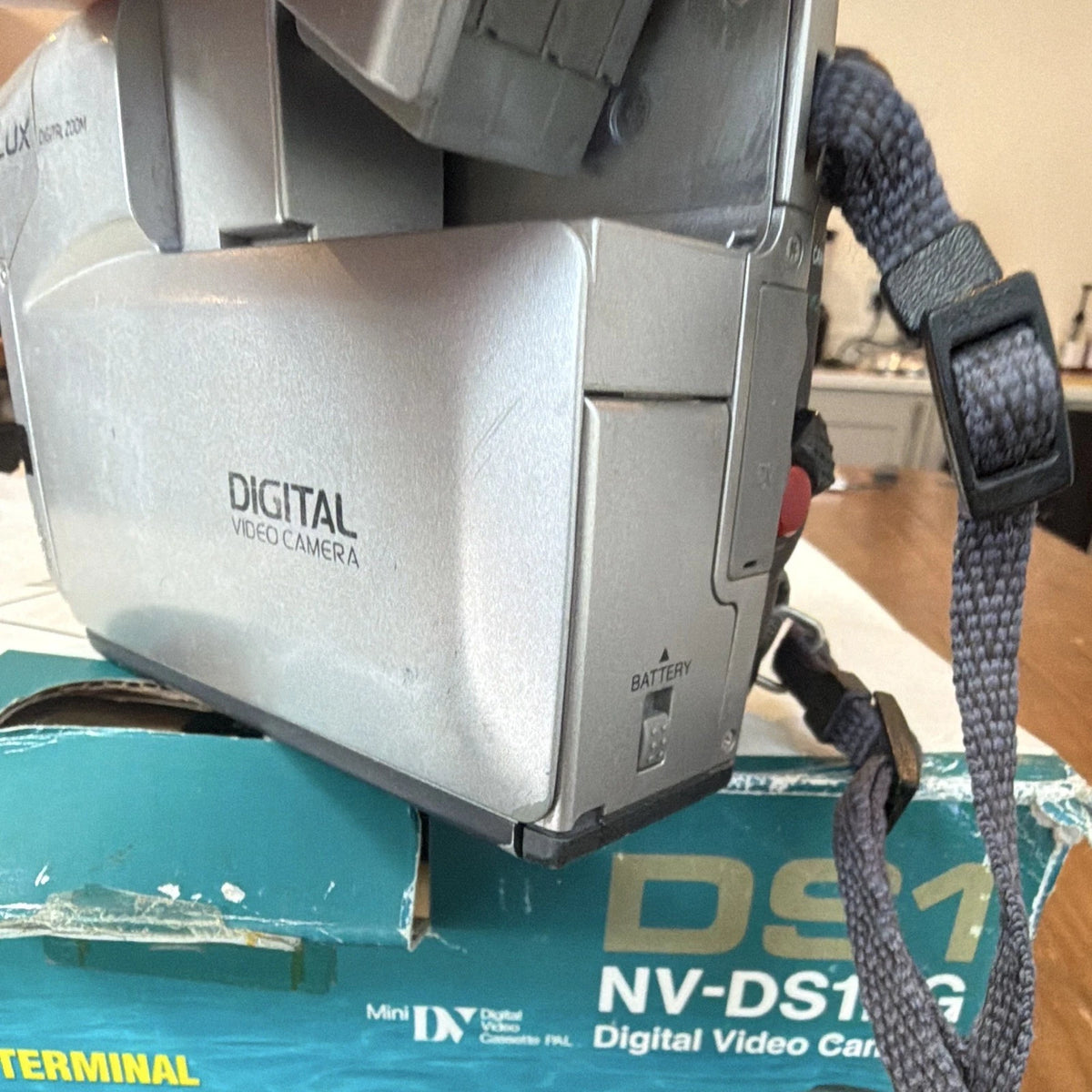 Panasonic NV-DS1EG MiniDV PAL Camcorder 20x Zoom 4.0in DV/FireWire Silver